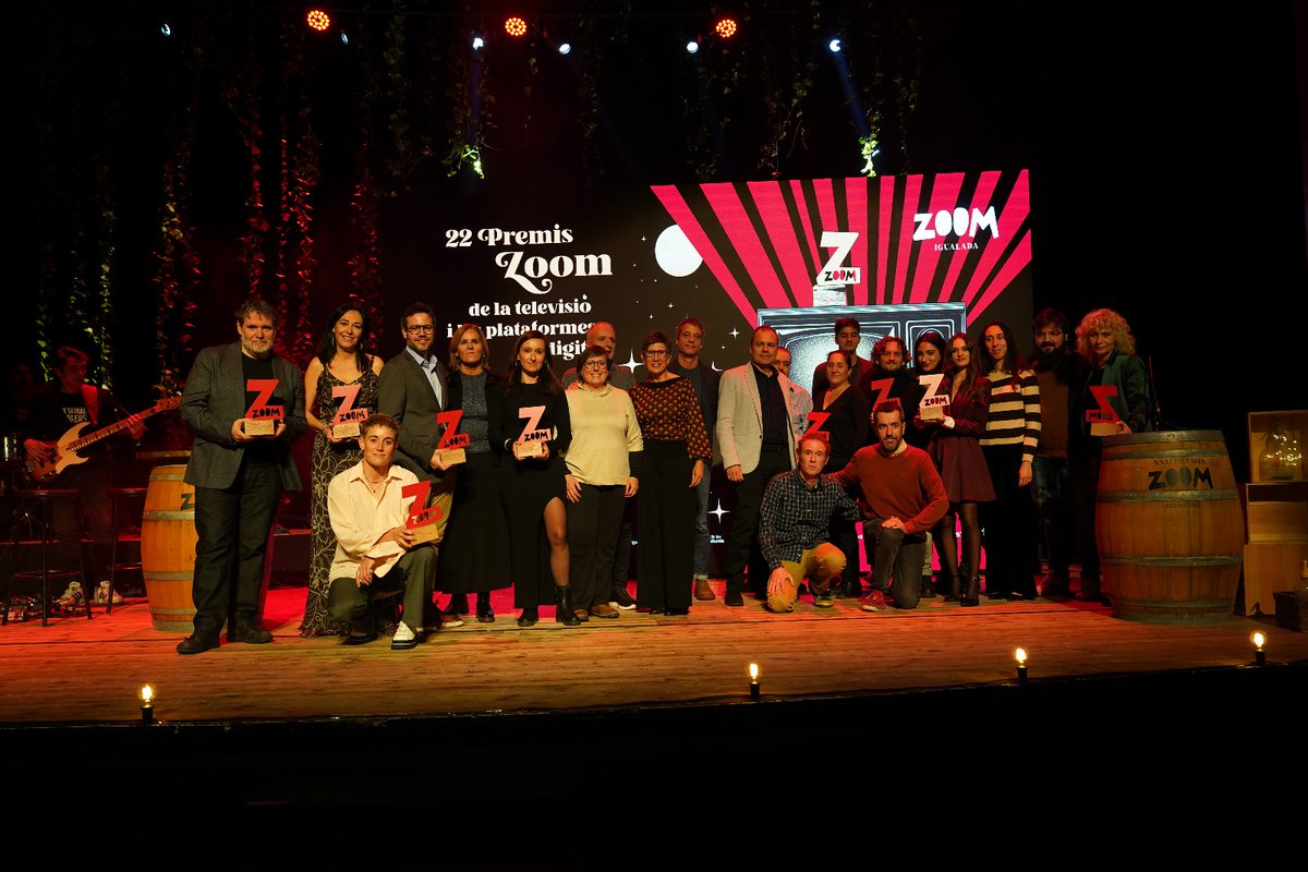 Amb aquesta foto de família de tots els premiats finalitza la 22a edició dels #PremisZoom! 😍 Moltes gràcies a totes les persones que heu fet possible aquesta nit tan especial! 👏