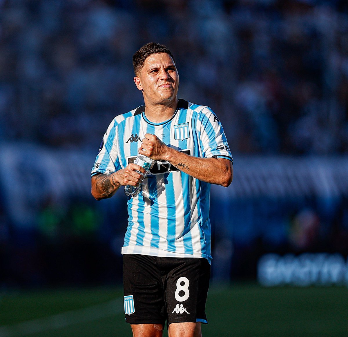 Juezcentral's tweet photo. Asistió en primera ronda.
Anotó en octavos.
Asistió en cuartos.
Anotó doblete en semis. 
Participó en el primer gol en la final. 

Correr, corre cualquiera. Jugar al fútbol es mucho más complicado. 

Juanfer Quintero. https://t.co/e3Mg289Sqp