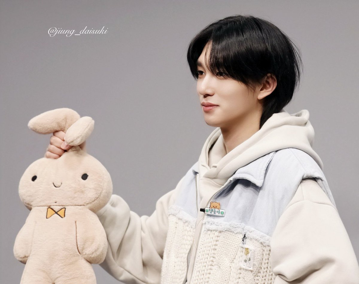 the way he’s holding the plushie-
#THEO #테오 #P1HARMONY #피원하모니