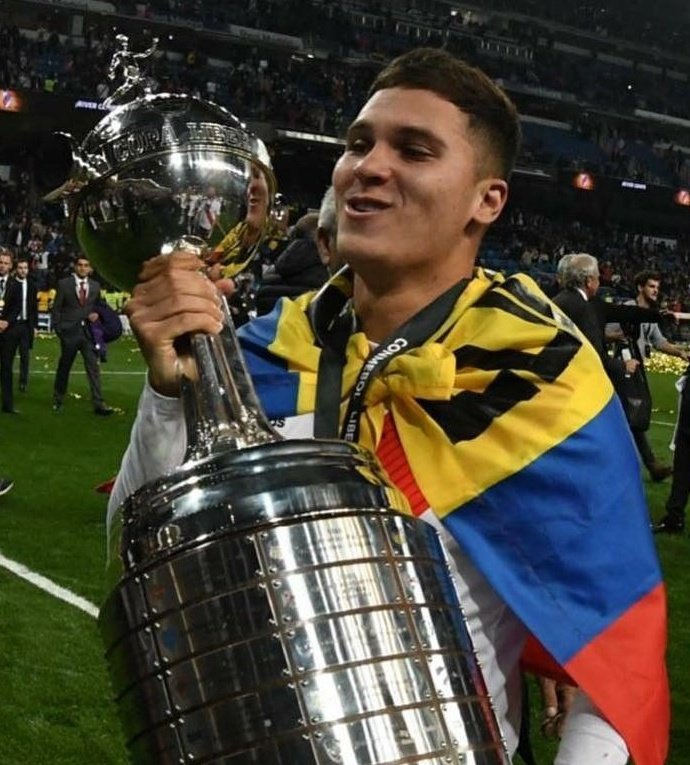 frabigol's tweet image. Ser ídolo en dos equipos grandes de Argentina no es para cualquiera. 

Juan Fernando Quintero es el mejor colombiano de la historia y el que opine lo contrario está equivocado.