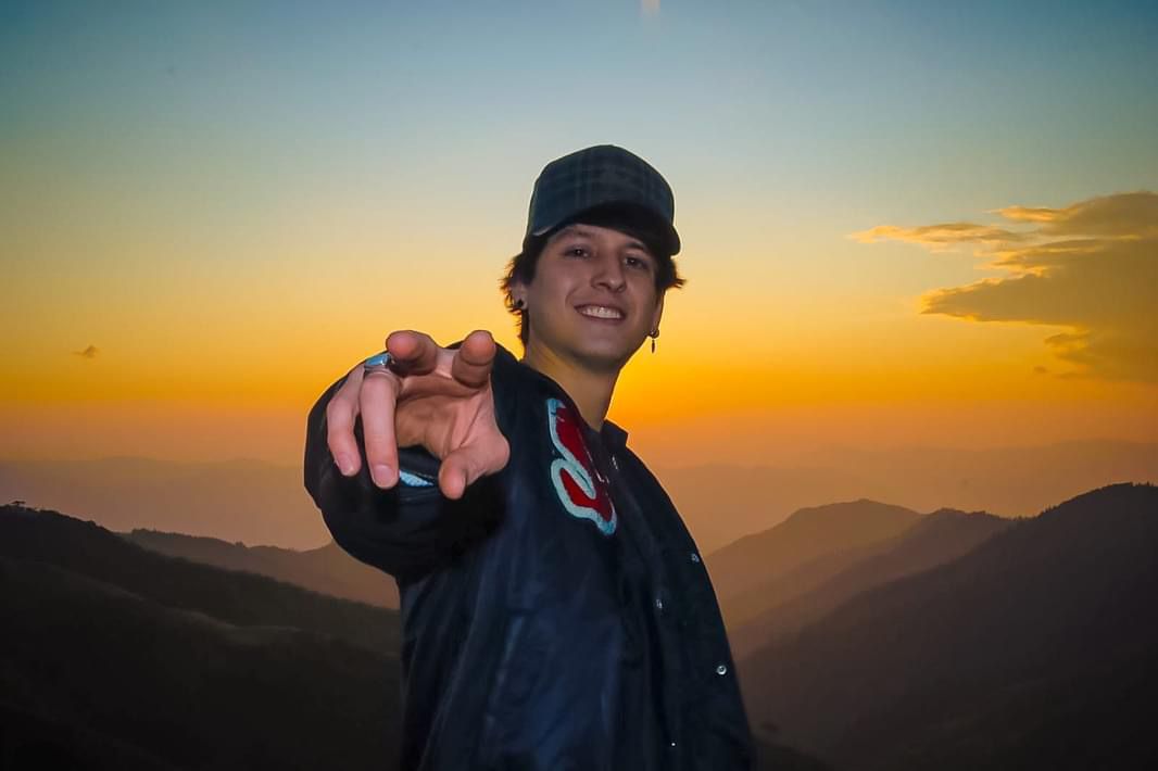 veroalejandrarh's tweet photo. Feliz cumpleaños mi niño hermoso. Pasatela de lo mejor y disfruta al máximo hoy en tu dia. Que dios te me bendiga mucho y cumplas muchos años más, te quiero mucho 🥳💖🫂🎂
29th SEASON WITH CV
#HappyChrisDay #ChristopherVelez
@christophervele https://t.co/zDeeFxtZRv
