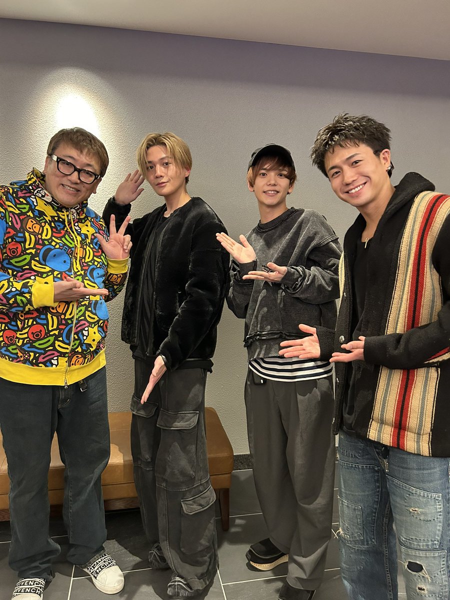 fukuda_u1's tweet photo. JO1ライブの待合室で嬉しい出会いがありました！FANTASTICSの八木くん、中島くん、瀬口くんに声をかけて頂き、八木くんに「勇者ヨシヒコ、大好きです！福田さんは僕のヒーローです！」って言ってもらっちゃって🥹ついつい「今度、お仕事、ご一緒させてください！」って言っちゃった😍3人ともカッコよかったなあ😌こういう出会いって、運命だと思うし、大切にしたいので、ほんとマジ、近々にお仕事ご一緒出来ますように😌