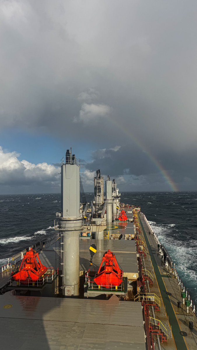 فضيلة البحر علينا أنه يعرفنا بانفسنا اكثر من اي وقت آخر قد كُنا فيه احياء ، فنزتاد يقين وصبر وواقعية 👌