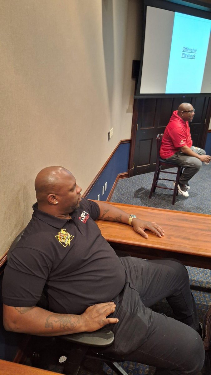 af1lightning's tweet photo. Head Coach, Chuck Jones in Pennsylvania recruiting for the Oregon Lightning and calling the defensive for Team America National Team ✨
.
.
Wish him luck, Squatchers! Bring home the dub, Coach 🎉
#SquatchEm ⚡️ https://t.co/brnGhuq1lA