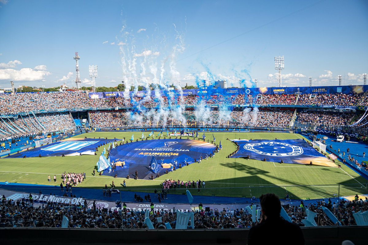 SantiPenap's tweet photo. Paraguay demostró una vez más que está preparado para recibir los eventos deportivos más importantes del mundo. Estamos orgullosos de haber sido anfitriones de un evento tan prestigioso como la final de la Copa Sudamericana. Queremos felicitar a Racing Club por #LaGranConquista al consagrarse campeón y reconocer el esfuerzo y la pasión de las hinchadas de Racing y Cruzeiro, que hicieron de esta final una verdadera fiesta del fútbol. Agradecemos a todas las instituciones públicas y privadas que trabajaron incansablemente para que este espectáculo estuviera a la altura de los grandes desafíos. Y, por supuesto, a cada paraguayo que, con su calidez y hospitalidad, hizo que esta experiencia fuera inolvidable para los visitantes.