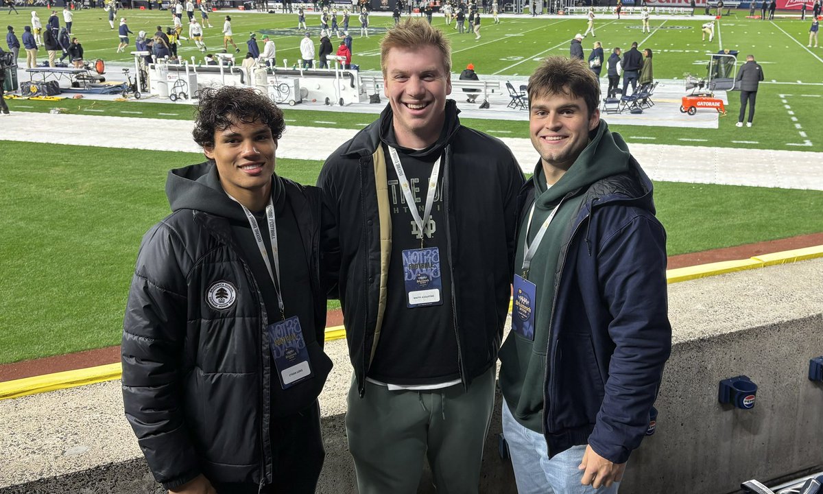 Notre Dame commits S Ethan Long, OT Matty Augustine and QB Blake Hebert from Greenwich (Conn.) Brunswick School are at Yankee Stadium for tonight’s Notre Dame game against Army. 

Won’t be long before they’re in South Bend as teammates again. 

on3.com/teams/notre-da…
