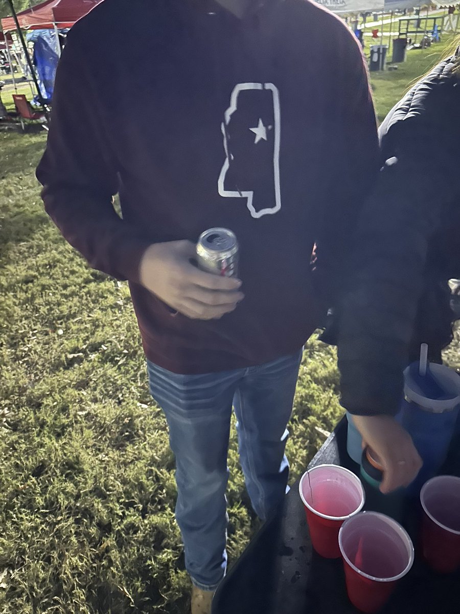 ballsaqz's tweet photo. “Ole miss fan” https://t.co/gapLo0jM0o