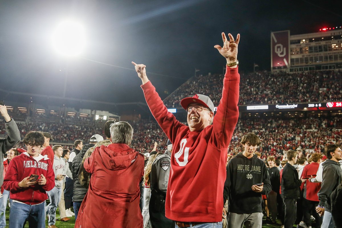 PaxsonHaws's tweet photo. What a night at Oklahoma Memorial Stadium | @OU_Football defeats @AlabamaFTBL https://t.co/bdkNkUzejq