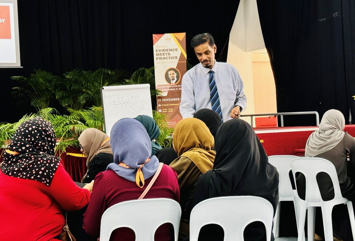MoEdumv's tweet photo. ޞަލާޙުއްދީން ސްކޫލުގެ ކީސްޓޭޖް 3ގެ ޓީޗަރުންނާއި ލީޑިންގ ޓީޗަރުންނަށް އަމާޒުކޮށްގެން ކުރިއަށްދިޔަ "އެވިޑެންސް މީޓް ޕްރެކްޓިސަސް" ވޯކްޝޮޕްގެ ތެރެއިން. މި ވޯކްޝޮޕްގައި 60 ބޭފުޅުން ބައިވެރިވި. https://t.co/FaWNMWYGSK
