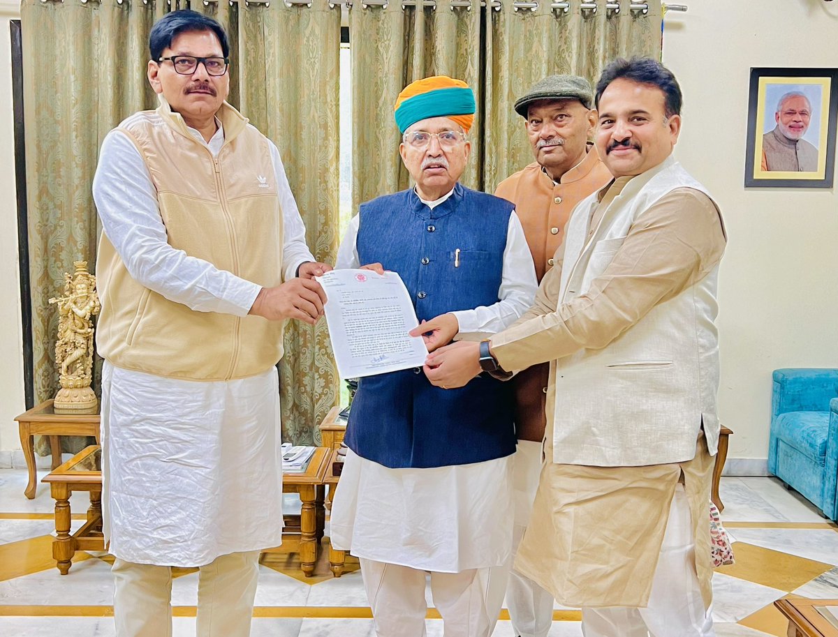 आज मेरे साथ अनूपशहर विधायक श्री <a href="/sanjayshrmabjp/">संजय शर्मा, विधायक</a> जी ने खटखटाया भारत सरकार के क़ानून मंत्री श्री <a href="/arjunrammeghwal/">Arjun Ram Meghwal</a> जी का दरवाज़ा। न्याय को सुगम और सुलभ बनाने के लिए हाई कोर्ट बेंच की स्थापना होनी ही चाहिए। इस संबंध में एक पत्र के माध्यम से जनभावनाओं को किया मंत्री जी के समक्ष