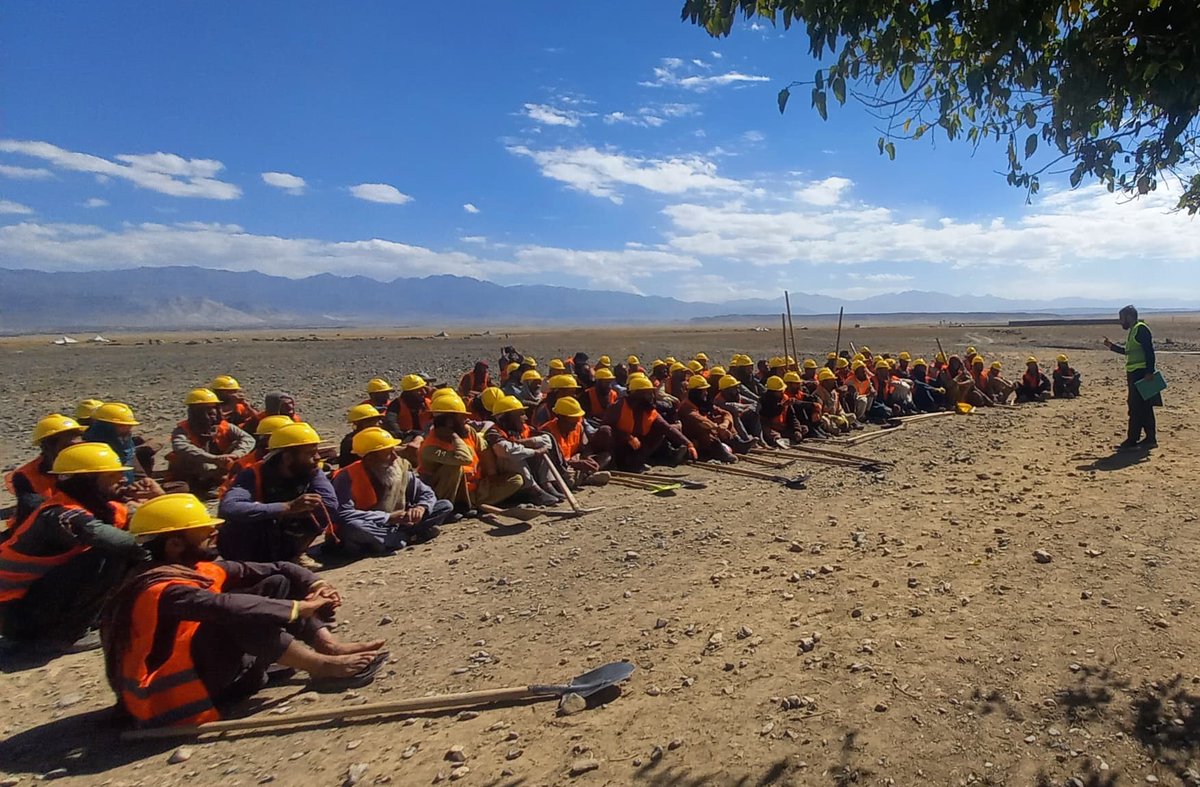 FAOAfghanistan's tweet photo. Empowering communities in #Khost, #Paktya, #Paktika!
With support from @WorldBank, @USAID, @UN_STFA, & @Sweden, @FAO's cash-for-work projects provide 15K people with 60-90 days of work in 2024, boosting livelihoods & constructing vital irrigation systems for sustainable growth. https://t.co/zrRzyjHzlL