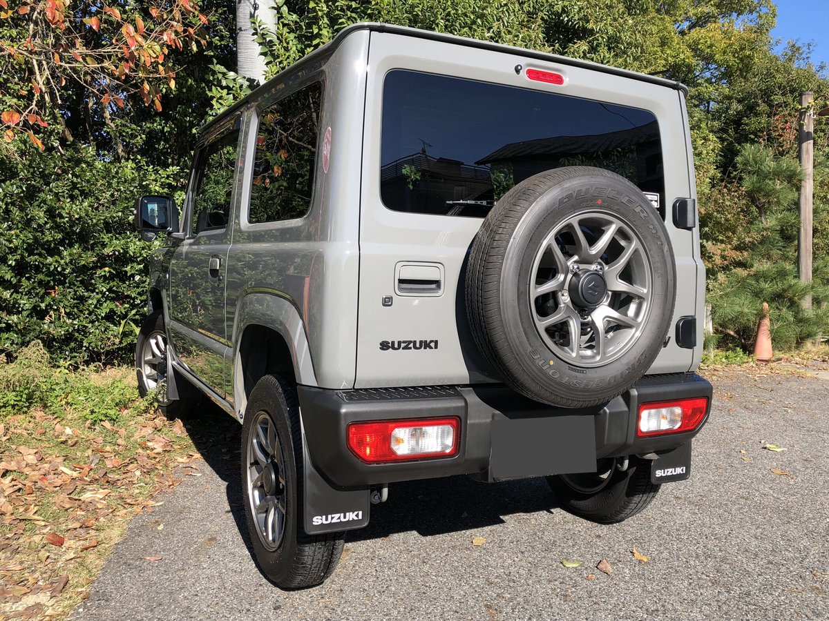 ついに念願のスペアタイヤ表向き設置完了！😭 純正アルミはメルカリで新車外し品を購入しました。この機会にロックナットも装備。

これで万一のスペアタイヤ使用時も、取り外したタイヤをそのまま背負うことが出来るようになって安心です。ちなみにホイールの重量差で2.2kgほど軽量化できた模様😬