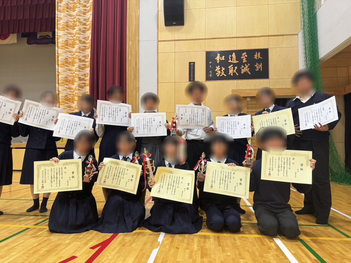 ssk_bcc_'s tweet photo. お久しぶりです🍀
期末考査に追われ、更新をすっかり忘れていました…
九コン県大会の結果のご報告です⭐

アナウンス部門
3位 (1名)
決勝進出 (4人)

朗読部門
1位 (1人)
3位 (3人)
決勝進出 (8人)

ラジオ番組部門
3位

※決勝進出は重複あり

みなさんと福岡県で会えることを楽しみにしています🙌 https://t.co/toWjlkaarK