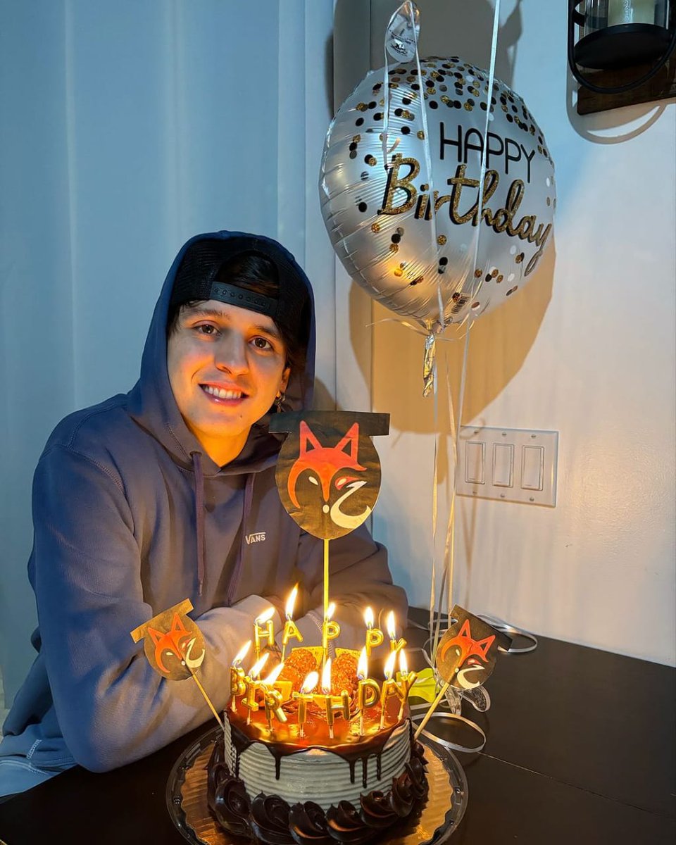 velezword's tweet photo. ♡ — @christophervele —♡
Feliz cumpleaños 🎂❤️ gracias por estas casi 2 horitas de stream, pasatela super bien y cuídate mucho, te quiero y que viva el cumpleañero 🥳🎂
29th SEASON WITH CV
#HappyChrisDay https://t.co/zgiEu3u0o2