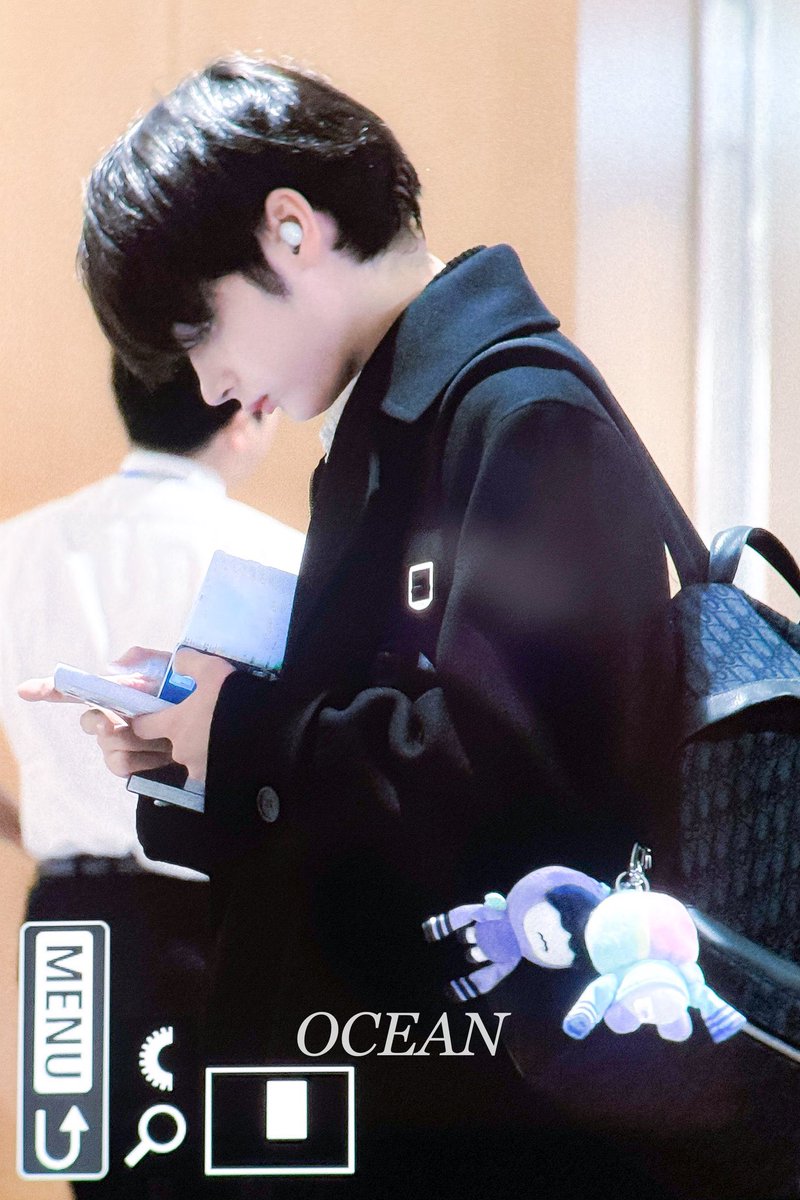 카이 가방에 달려있는 흠냐링들
울트라(?) 흠냐링 반짝반짝 빛나서 좀 커엽네?ㅎ