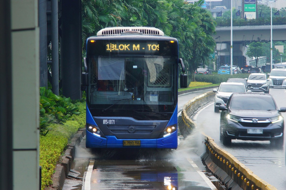 IkkoHaidar's tweet photo. BLOK M - TOSHI eeeeeeee BLOK M - TOSARI
#fotobus
#bismania https://t.co/9YZBtJQiuU