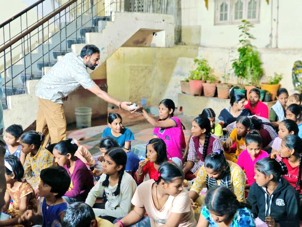 TeamVforu's tweet photo. We Celebrated Our Foundation Founder @Ramsunkari  birthday celebrations in Rainbow Orphanage,had a wonderful time with children 

We believe Happiness is Giving

We extend our heartful gratitude @Brahmastraa126
For your presence and Support 

We do Small things with great Love https://t.co/hlxIPbPKJS