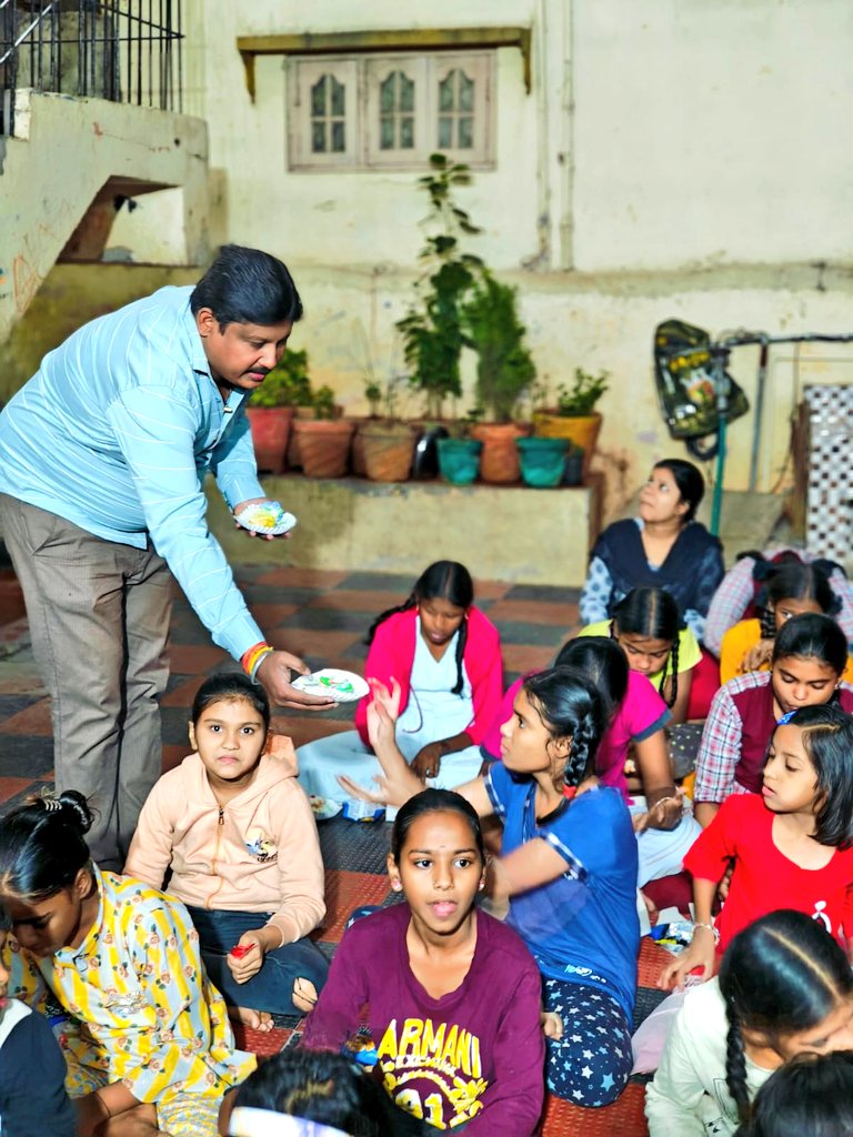TeamVforu's tweet photo. We Celebrated Our Foundation Founder @Ramsunkari  birthday celebrations in Rainbow Orphanage,had a wonderful time with children 

We believe Happiness is Giving

We extend our heartful gratitude @Brahmastraa126
For your presence and Support 

We do Small things with great Love https://t.co/hlxIPbPKJS