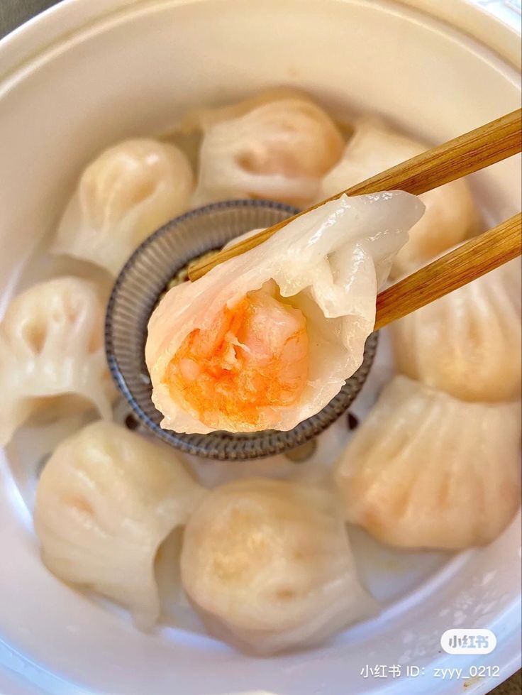 eatsimple_x's tweet photo. Resep Simple Hakau Udang Rice Paper 🥟🍤🥫

Pecinta dimsum wajib tau resep yang satu ini, camilan lezat yang pastinya bikin nagihh !! 😙😙

Bahan-bahan:

- 250 gram udang kupas, potong-potong agak besar
- 1 sendok makan tepung maizena
- 1 sendok teh minyak wijen
- 1 sendok makan saus tiram
- 1 sendok teh kecap asin
- 1/2 sendok teh gula
- 1/4 sendok teh merica bubuk
- 1/2 sendok teh kaldu jamur
- 1 siung bawang putih, cincang halus
- 1 butir putih telur 
- 1 bungkus Rice Paper, potong 2 bagian dan rendam dengan air
- Chili oil dan Saus Sambal

Thanks 𝕏 #eatsimple