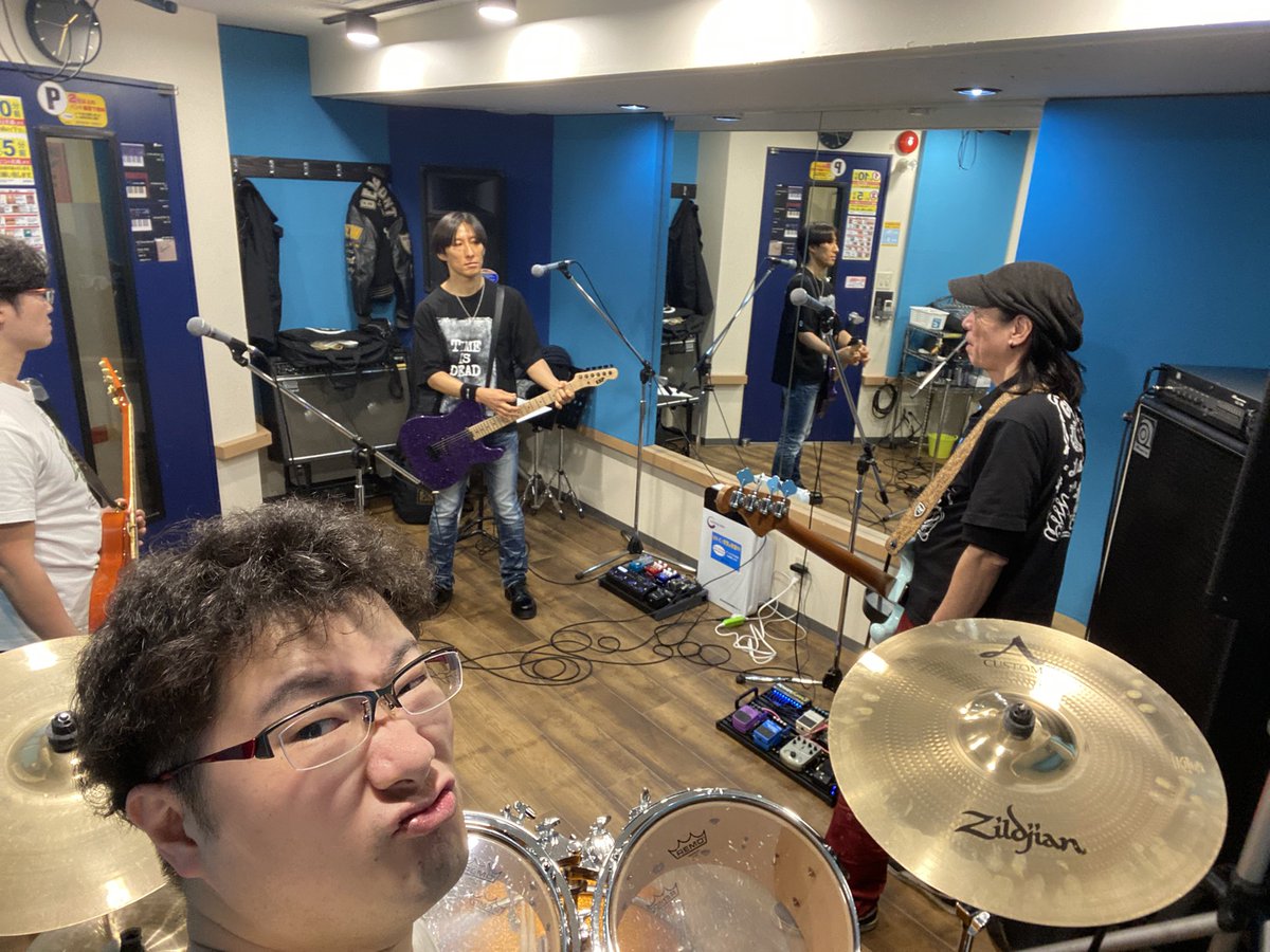 Juznes_Official's tweet photo. Juznes、スタジオにて練習！
既存曲のアレンジをちょっとブラッシュアップするために話し合い。 https://t.co/GxcAuYItNF
