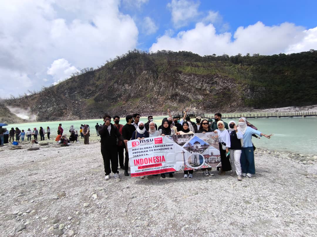MSUmalaysiaSHCA's tweet photo. 🌏 MSU Global Leadership Program heads to Indonesia!

👩‍🍳 Participants from Culinary &amp; Patisserie Arts savored sweet moments at Kartika Sari and were mesmerized by the surreal beauty of Kawah Putih🌋.

#MSUMalaysia #MSUMalaysiaSHCA #MSUGLP https://t.co/FQhnbiauaR