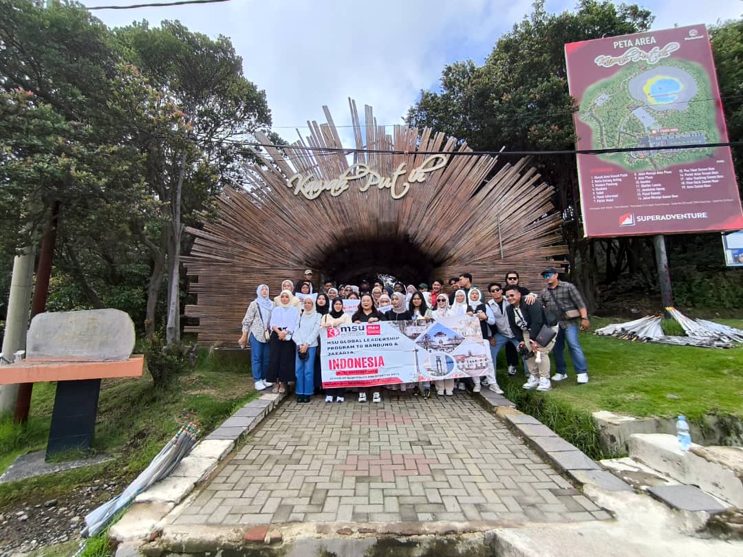 MSUmalaysiaSHCA's tweet photo. 🌏 MSU Global Leadership Program heads to Indonesia!

👩‍🍳 Participants from Culinary &amp; Patisserie Arts savored sweet moments at Kartika Sari and were mesmerized by the surreal beauty of Kawah Putih🌋.

#MSUMalaysia #MSUMalaysiaSHCA #MSUGLP https://t.co/FQhnbiauaR