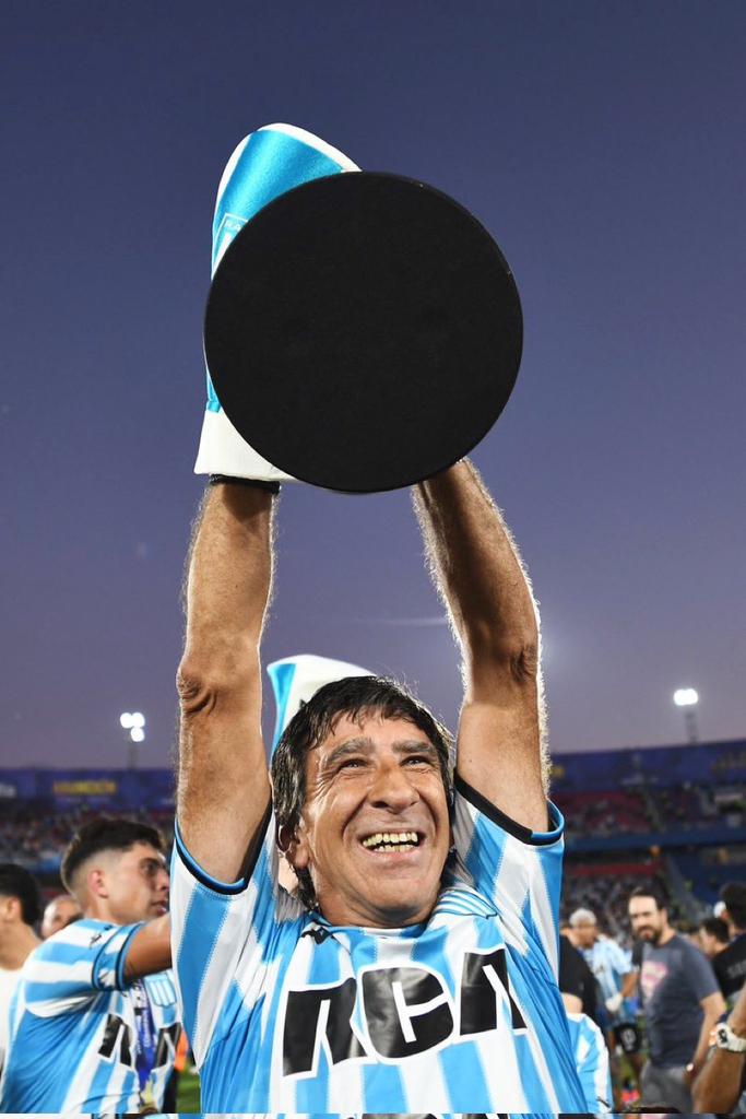 LeandroAdonio's tweet photo. Lo ningunearon, lo quisieron desestabilizar y Gustavo siempre firme pensando en #Racing 💙

👉 Me da una tranquilidad enorme haber estado siempre en su vereda, en particular en los malos momentos. 

🏆 Ahora, todos tenemos que disfrutar, inclusive los que lo querían afuera. https://t.co/u2rtgIjauP