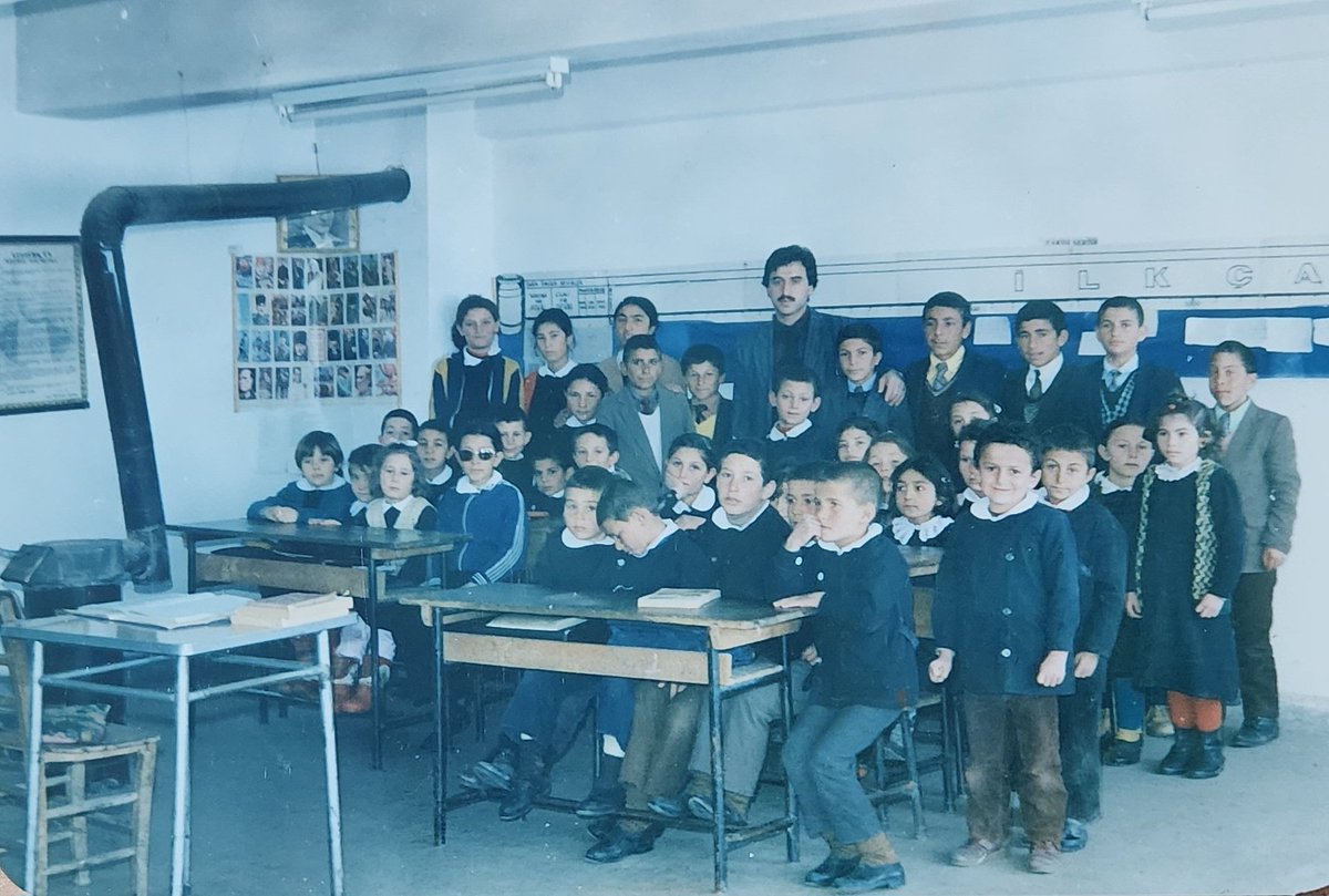 Tüm öğretmenlerimizin öğretmenler günü kutlu olsun.
37 yıl önce yokluğun ve yoksulluğun kol gezdiği, Türkiyemin en ücra köşelerinden birinde, Doktorluğun yanı sıra, 2 yıl boyunca, köy öğretmenliğide yapmış  olmanın, gurur ve huzurunu yaşıyorum.