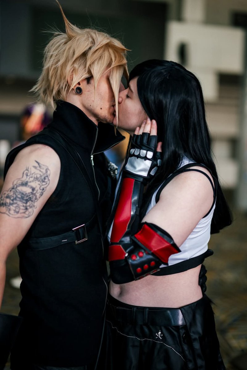 RubyRose675's tweet photo. Cloud and Tifa Cosplays From Final Fantasy 7 At Youmacon 2024
#finalfantasy #cloud #ff7cloud #finalfantasycosplay #tifa #ff7tifa #tifalockhart #tifacosplay #cloudstrife #ff7 #ffvii #cosplay #cosplayers #cosplaying #cosplayphoto #cosplayer #youmacon2024 #youmacon #finalfantasy7 https://t.co/XhOCCJwfnd