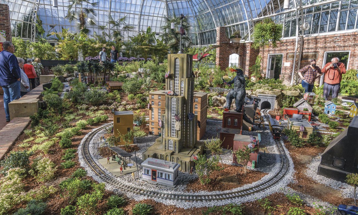 Day or night our Garden Railroad: Movie Magic is waiting for you!🤩

Each miniature movie set is filled with fascinating features, a beautiful plant palette and interactive elements to make your own film debut!🎥

More: phipps.conservatory.org/calendar/detai…

Photos © Paul g. Wiegman