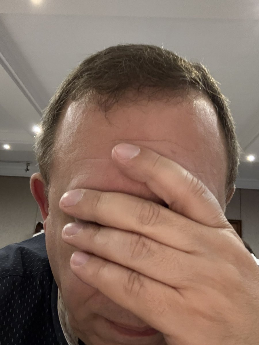 Estoy en una reunión histórica de UPAU. Qué perfumes repugnantes que usa la gente. No se si son más vomitivos los de las mujeres o los de los hombres. Una militante a mi derecha en la mesa me está matando.