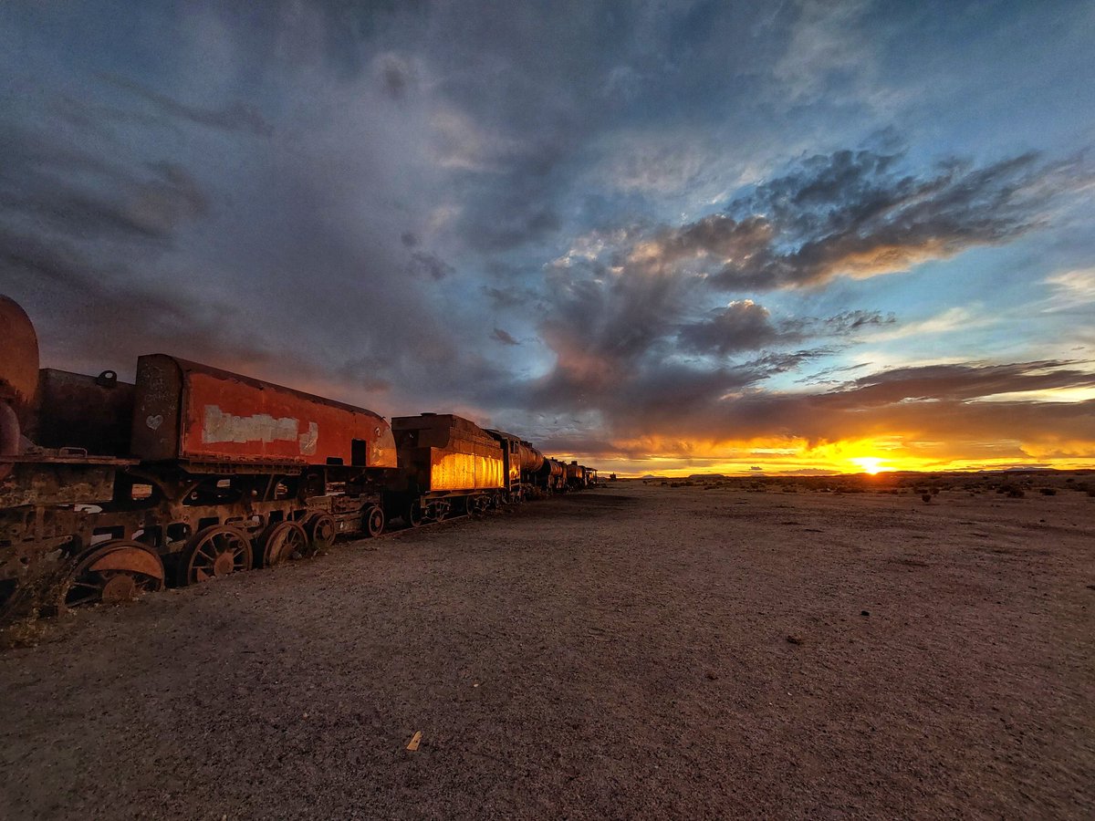 pao_renderos's tweet photo. Atardecer en el cementerio de trenes, otro lugar para visitar y no perderse en Uyuni.
#ElViajeDePao https://t.co/F6Saf4pZ9w
