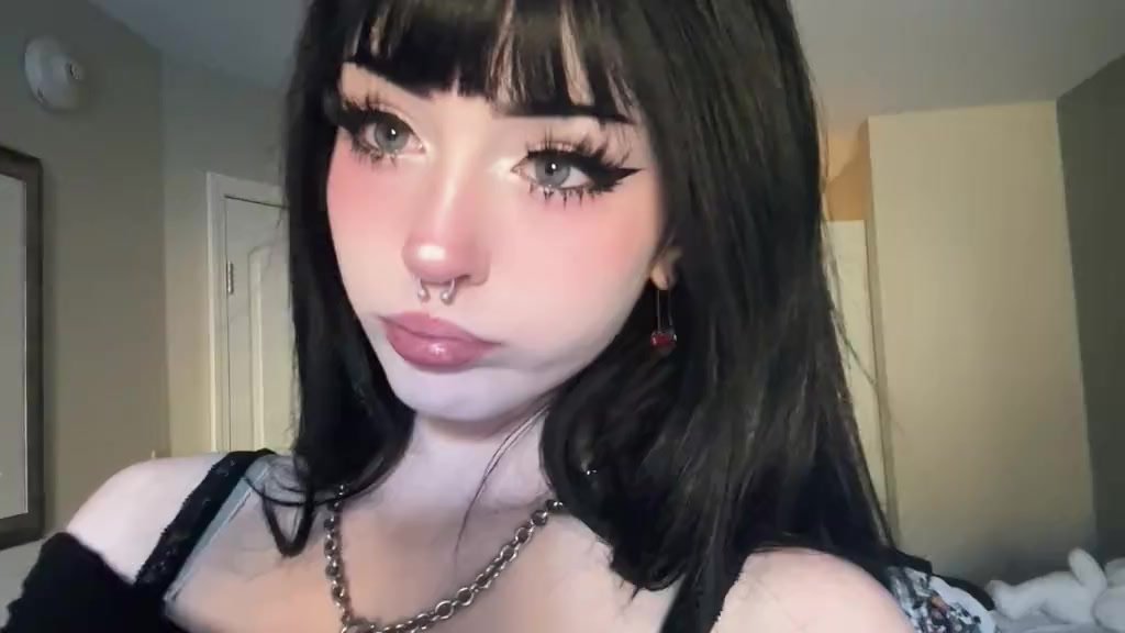 diffrent_200's tweet image. alguna gotica qlona que quiera salir conmigo? soy streamer y de uruguay jeje (que se vea asi)