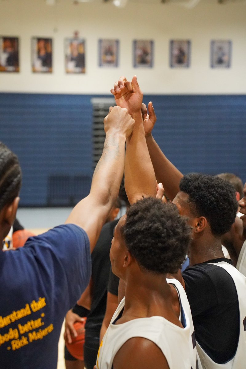 CoachDanCarey's tweet photo. I love what I do. I love this program. And I love my school. These are my guys. #integritywins #popespride https://t.co/6a1Uaa8D21