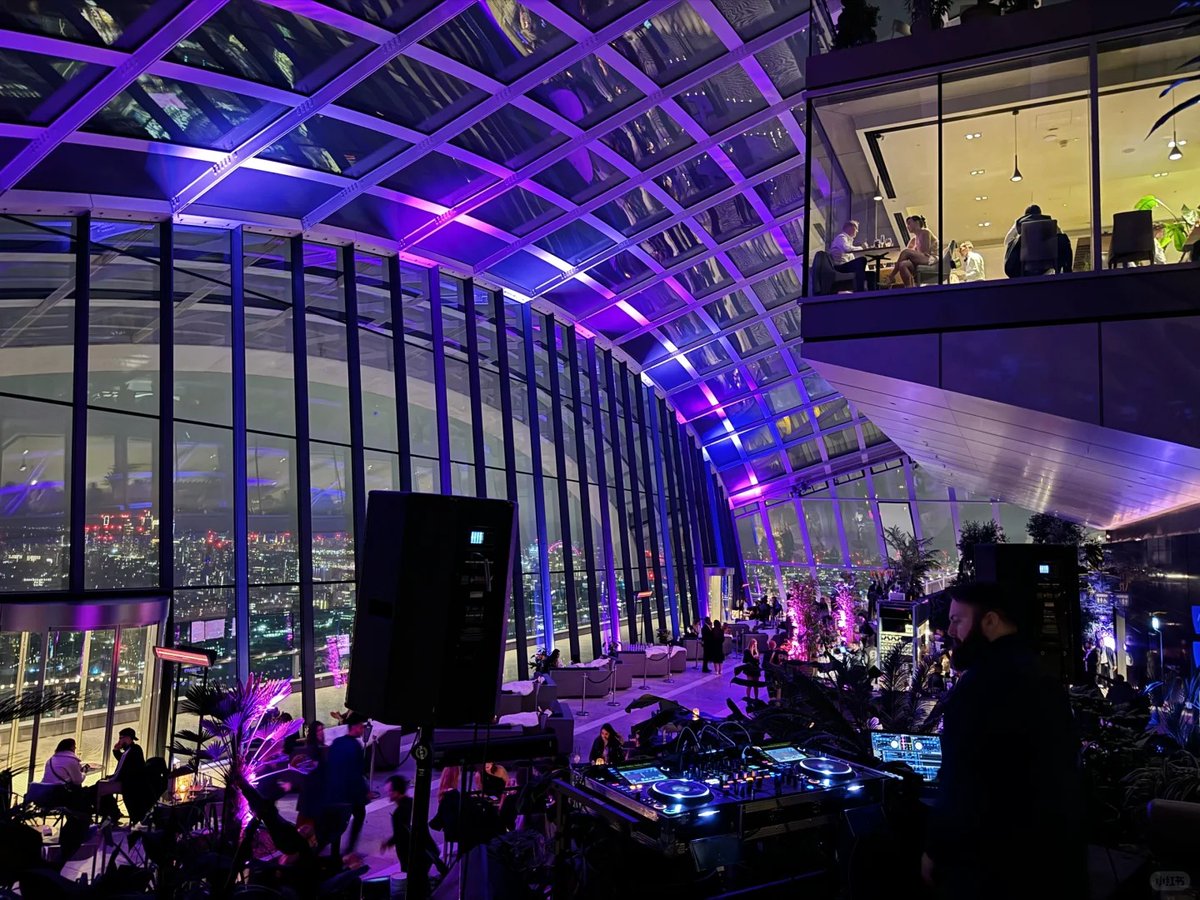 orientalli's tweet image. A romantic dinner setting with a bouquet of roses, refreshing drinks, and delicious appetizers under ambient lighting.