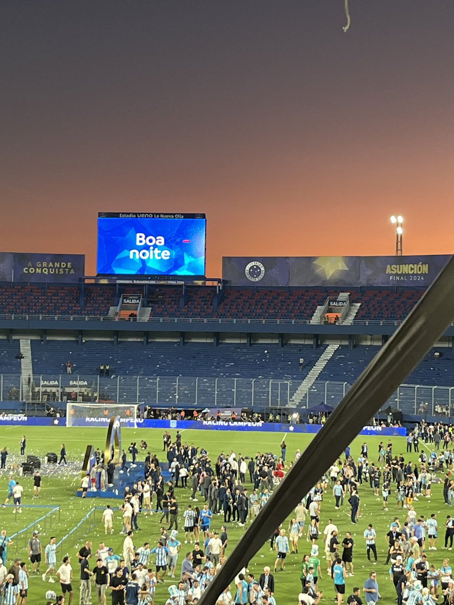 pilludinho's tweet photo. 25 horas de micro.
35 grados de calor.

Dicen que si no se sufre no es Racing… tienen razón. Hubo que sufrir. En el trayecto, en la cancha, en la tribuna.

Hubo recompensa. Racing es el campeón porque lo merece, porque fue el mejor de la Copa. Y por su gente. 🩵 https://t.co/nHKaAnMbPf