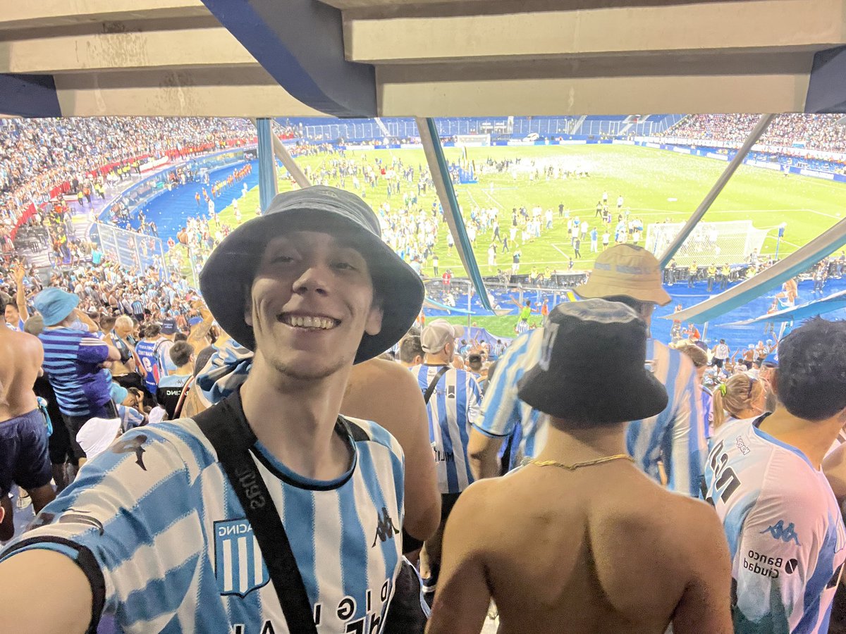 pilludinho's tweet photo. 25 horas de micro.
35 grados de calor.

Dicen que si no se sufre no es Racing… tienen razón. Hubo que sufrir. En el trayecto, en la cancha, en la tribuna.

Hubo recompensa. Racing es el campeón porque lo merece, porque fue el mejor de la Copa. Y por su gente. 🩵 https://t.co/nHKaAnMbPf