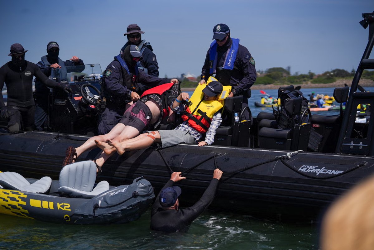 RisingTideAus's tweet image. We did it! Over 100 brave everyday people successfully blocked coal exports from the world&apos;s largest coal port, while thousands more gathered in support on the beach. 

Despite attempts to shut down our peaceful protest, we showed that people power can take on the coal industry.