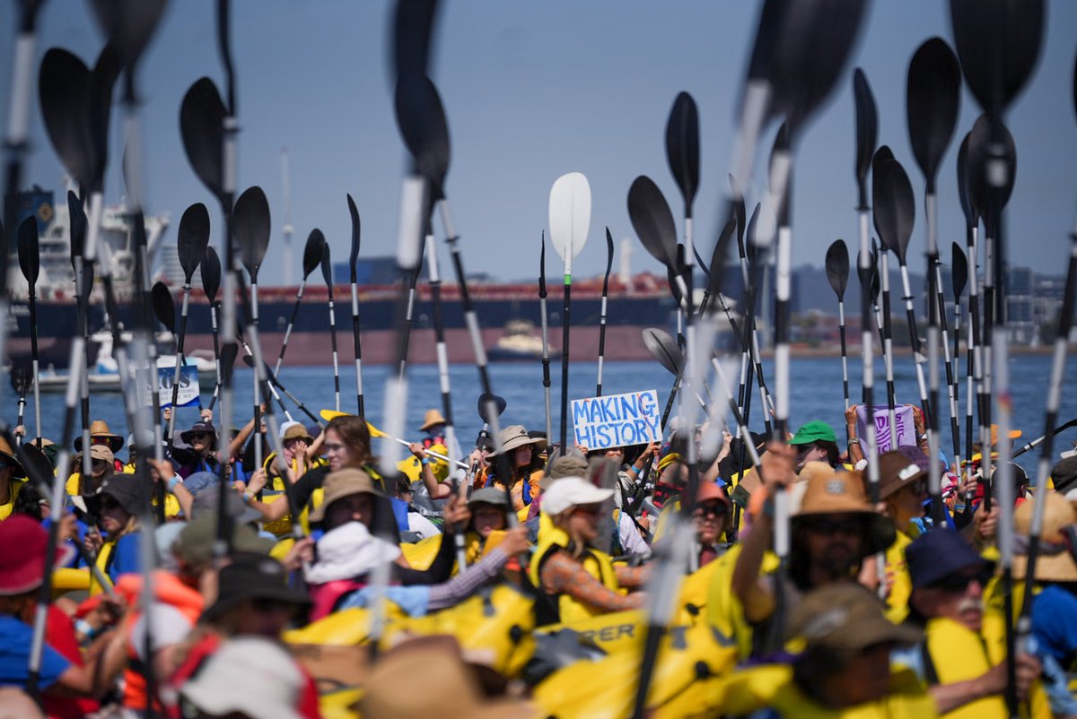 RisingTideAus's tweet image. We did it! Over 100 brave everyday people successfully blocked coal exports from the world&apos;s largest coal port, while thousands more gathered in support on the beach. 

Despite attempts to shut down our peaceful protest, we showed that people power can take on the coal industry.
