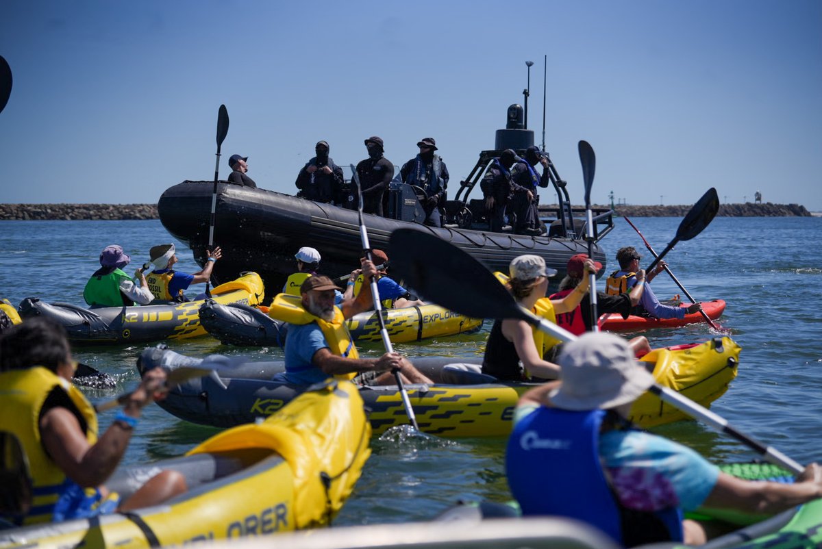 RisingTideAus's tweet image. We did it! Over 100 brave everyday people successfully blocked coal exports from the world&apos;s largest coal port, while thousands more gathered in support on the beach. 

Despite attempts to shut down our peaceful protest, we showed that people power can take on the coal industry.