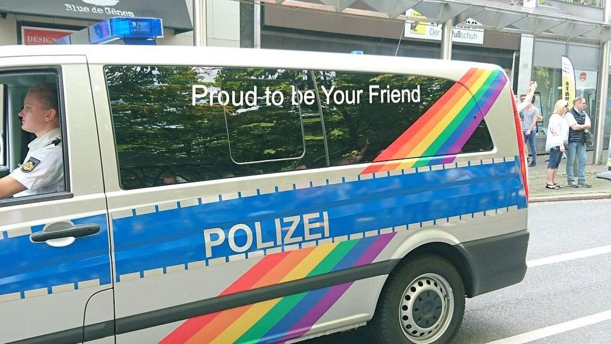 RioChambira's tweet photo. @FrauHodl Keine Sorge, die gehen in die #Frühmesse.
Gute Nacht.
🛌
@Pontifex_de @BfV_Bund @NZZ @welt @ZDFheute @HateAid
@_verdi @BVKJ
#Kirchgang #Beichte #Beichtgeheimnis #Kriechgang #Reue #Läuterung #AveMaria #Rosenkranz
#Amtseid #Staatsräson #LGBTQ #Pride #Love #Aufklärung #Hooton https://t.co/N4bTBMDK4U