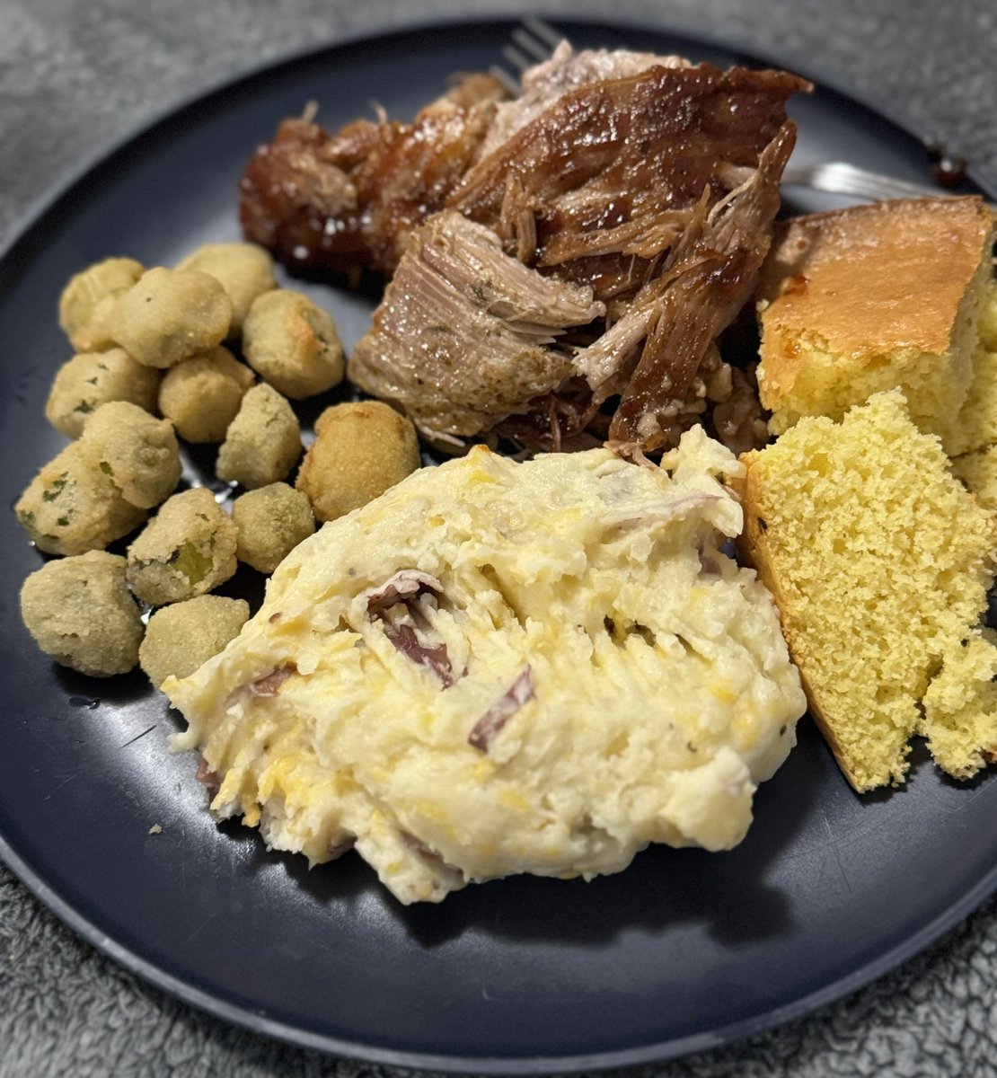 Ashley_Grihmm's tweet image. BBQ baby back ribs (fell off the bone), fried okra, dirty mashed potatoes, and sweet cornbread! 

#DocumentingTheGreatness #BasedMom #CookingAdventures