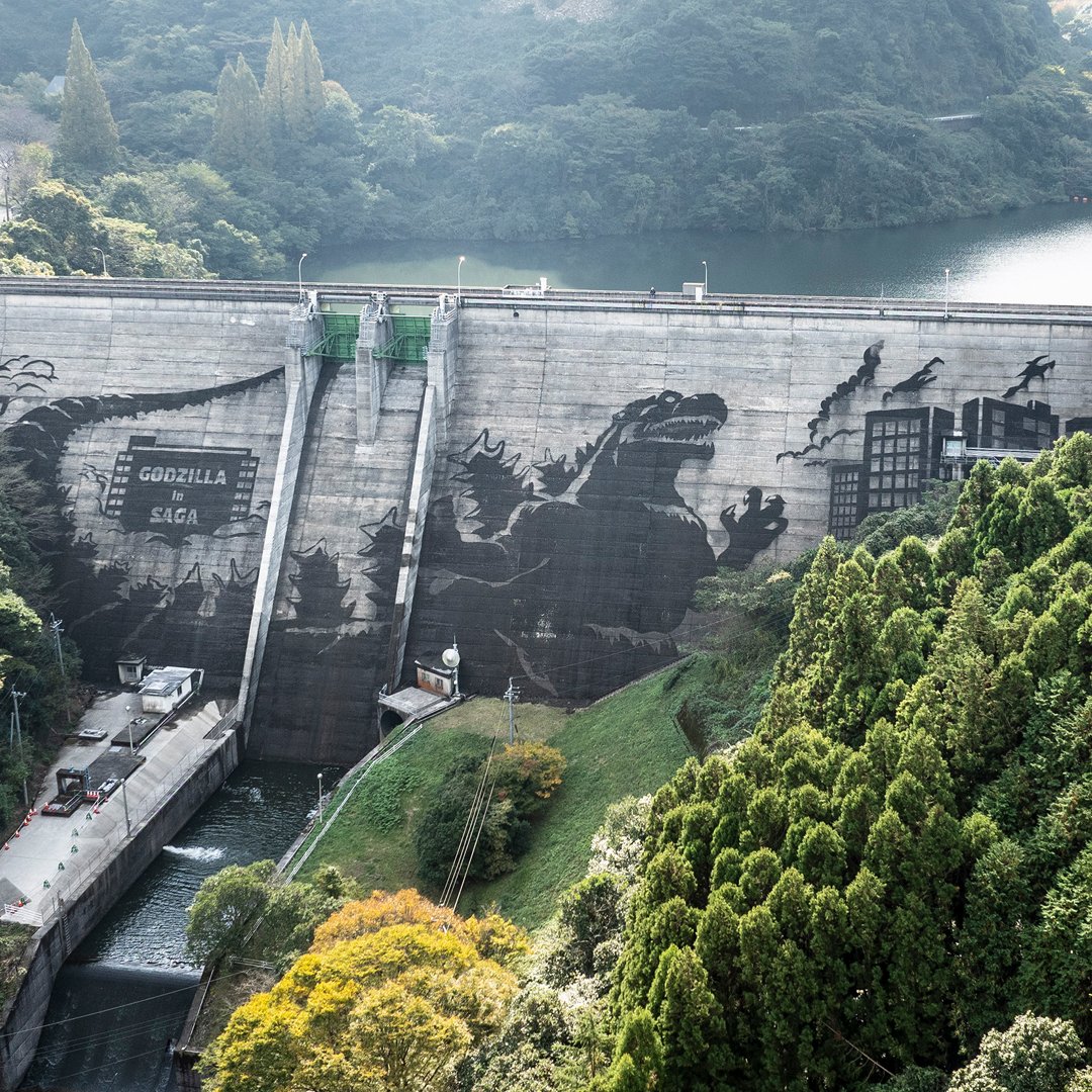 KaijuNewsOutlet's tweet image. A giant piece of Godzilla artwork has been placed onto the Iwayagawauchi Dam in Japan with pressure washers as part of the new "Godzilla in Sagar Dam Art Project Powered by Karcher"