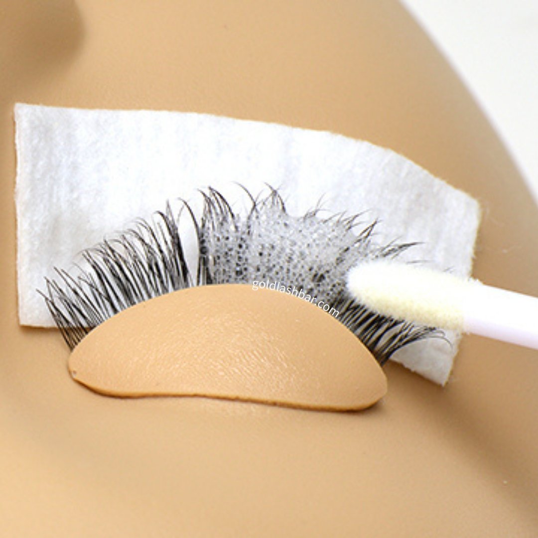 GoldLashBar's tweet image. Lash Extensions 101: Keep them clean! 💦
• No makeup? 💧 Daily water rinse &amp;amp; shampoo 2-3x/week.
• Makeup lover? 🧴 Daily lash shampoo is a MUST!
✨ Clean lashes = better retention + healthier natural lashes. 🖤 #LashCare #LashExtensions #LashTips