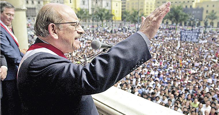En su 1º mensaje a la Nación, desde el hemiciclo del Congreso, el pdte. Paniagua anunció designación de su premier, Don Javier Pérez de Cuéllar, ex Sec. Gral de la ONU.

En Palacio, desde un balcón, se dirigió a miles de ciudadanos/as que celebraban recuperación de la DEMOCRACIA.