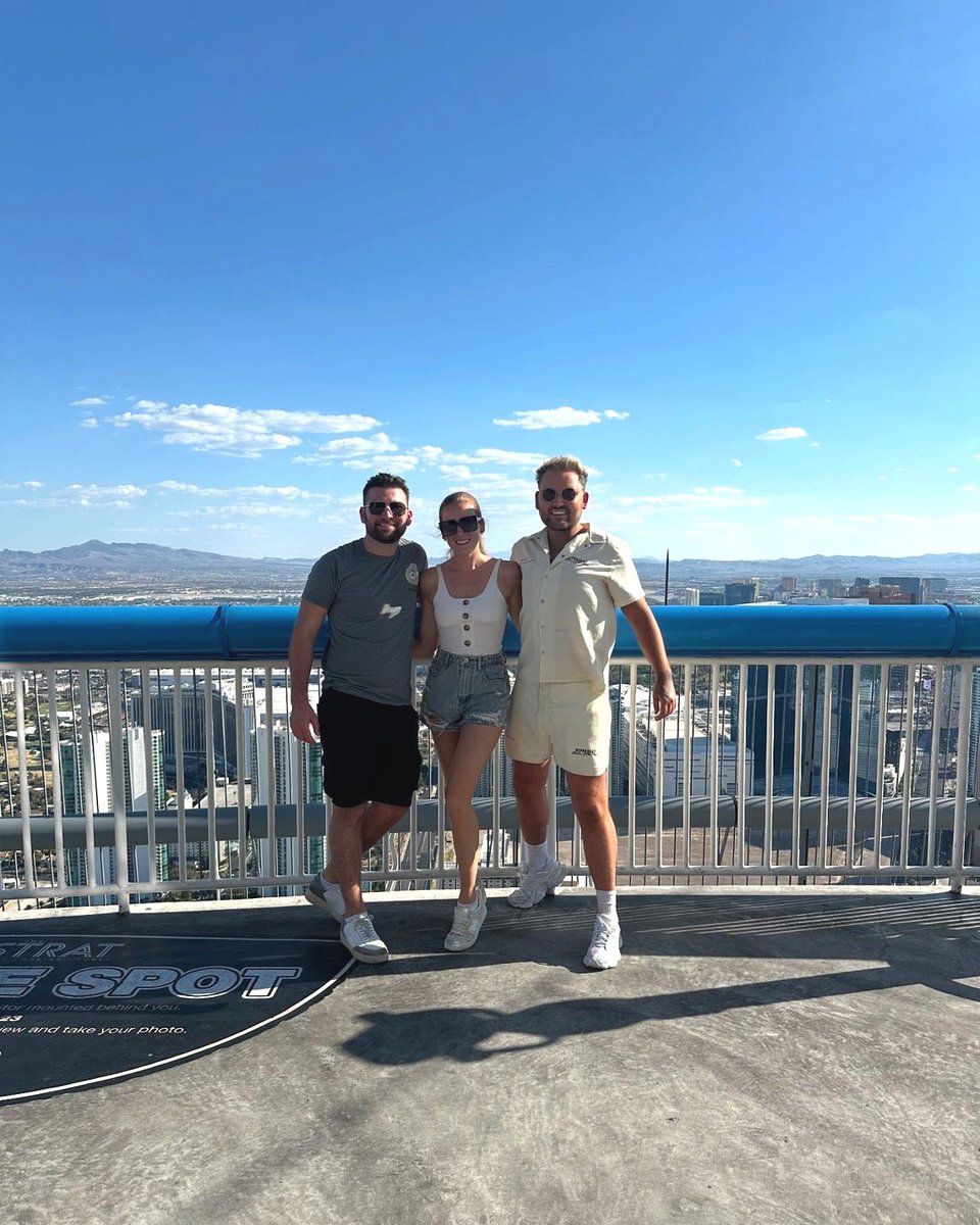 Always a vibe when you're on top of the world, STRAT-style. #TheSTRAT

Book your stay now (30% off through 11/28): bit.ly/3zWTjtF

📸 @seanmaloneymua