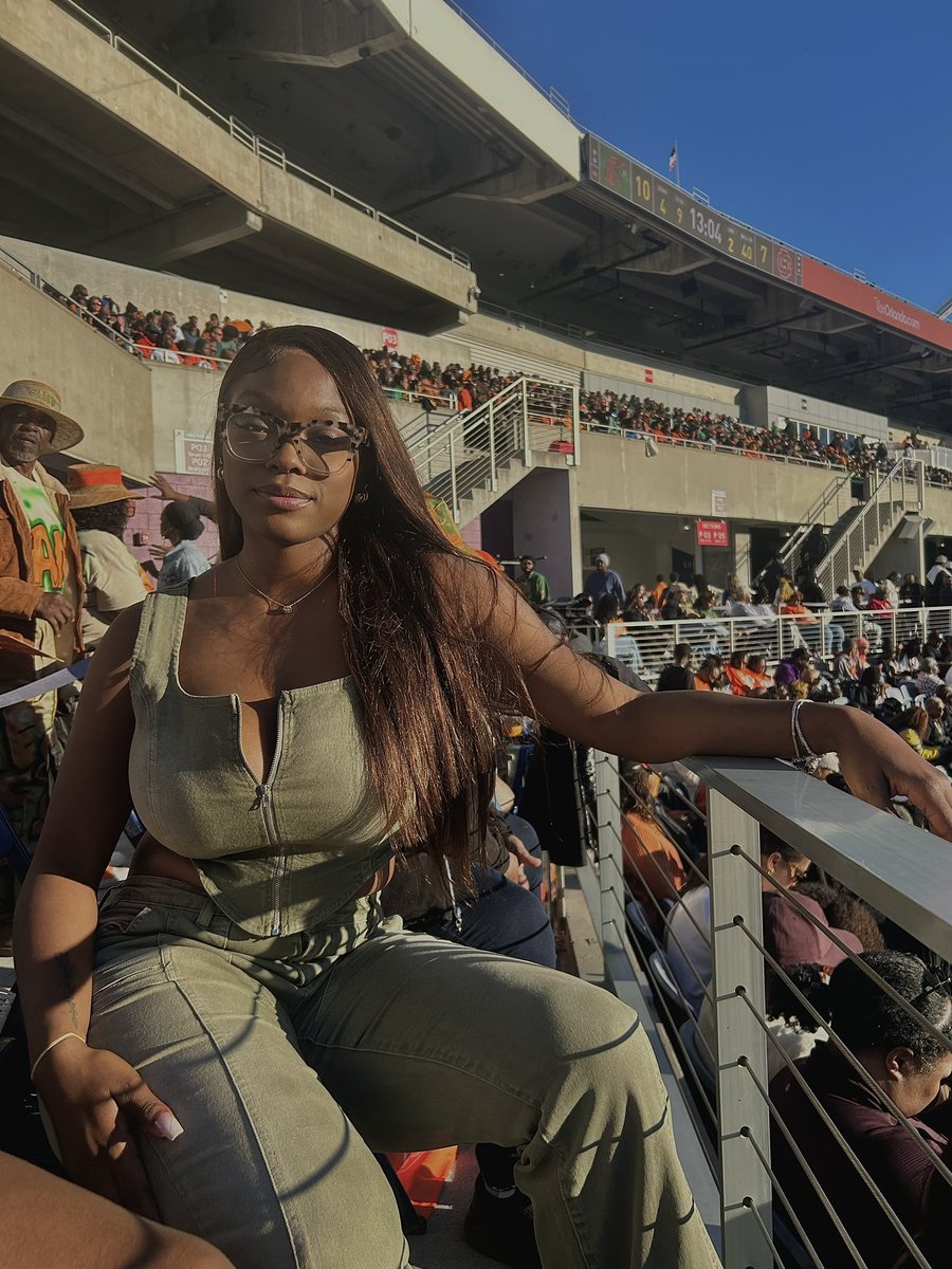 TeeDubbss's tweet photo. Pretty girls go to FAMU! 🐍🧡 https://t.co/dxU8EmuaOE