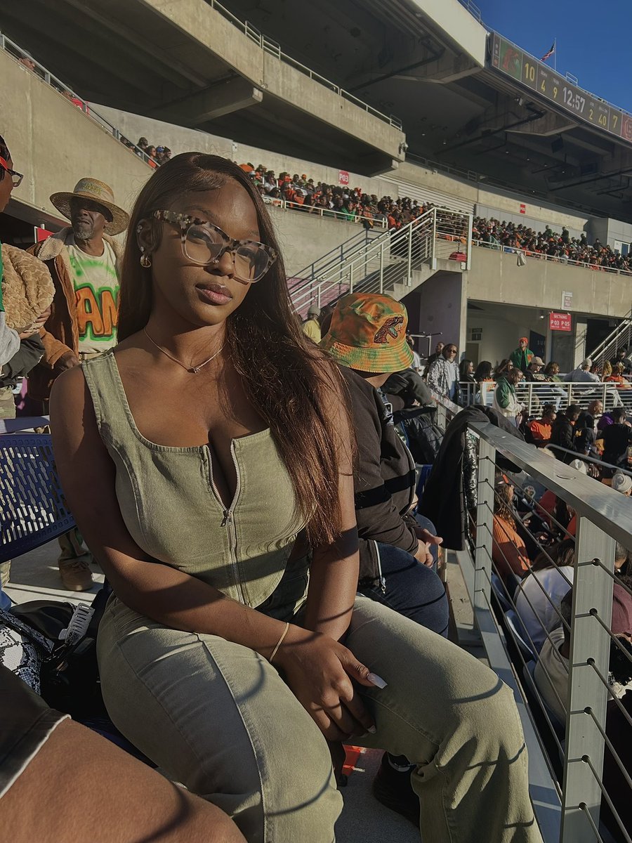 TeeDubbss's tweet photo. Pretty girls go to FAMU! 🐍🧡 https://t.co/dxU8EmuaOE