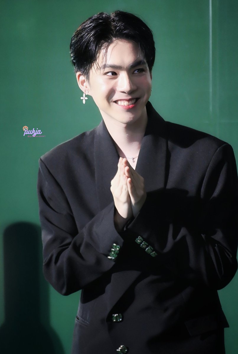pukkondem1's tweet photo. ความพอดีที่ลงตัว...พอมันมาถึง ก็ได้เวลาเดินหน้าต่อละเนอะ ✌️🖤🥕
#netsiraphop #jj_rcp
#NetJJ 
#GOHAIR25thAnniversaryxDMD
#GOHAIR25thAnniversary https://t.co/Tm2wqHFst6
