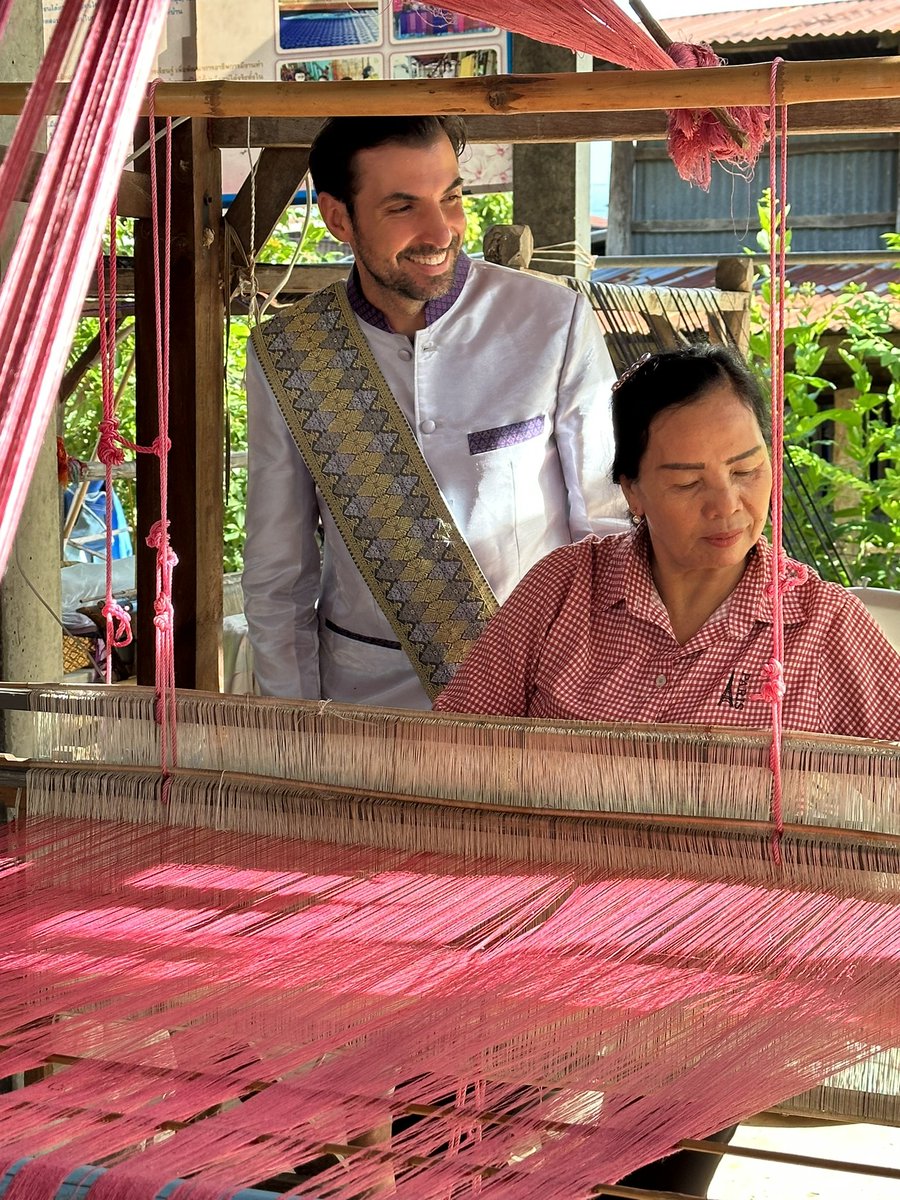 martinbravosiam's tweet image. 🐛 Handmade Thai Silk
ผ้าไหมไทยทำมือ  
   เส้นใยแต่ละเส้นเล่าเรื่องราวของประเพณี ความอดทน และความชำนาญ ผ้าไหมไทยไม่ใช่แค่ผ้า แต่เป็นศิลปะที่มีคุณค่าต่อกันมาเป็นรุ่นต่อรุ่น
#Thailand #ประเทศไทย #ฝรั่ง